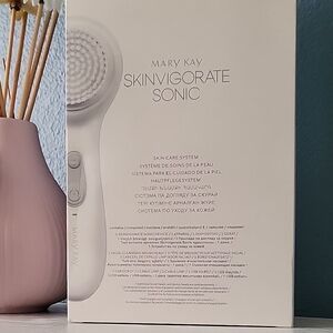 Mary Kay Skinvigorate Sonic Skincare Tool - White
